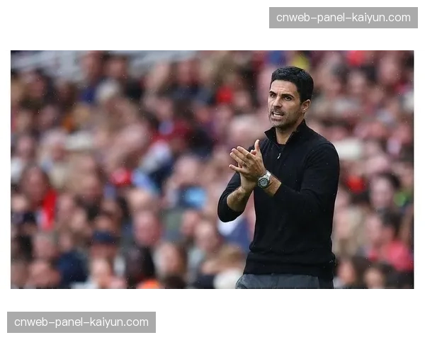 特写：进球后，阿森纳队长厄德高冲向场边与主帅阿尔特塔紧紧拥抱