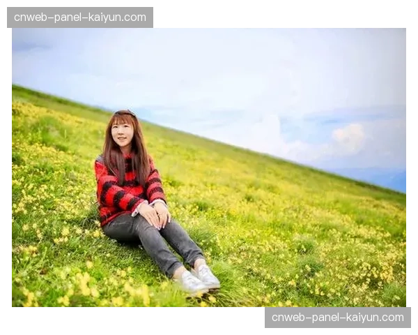 特写：失点后，帕尔默独自坐在草坪上久久未起