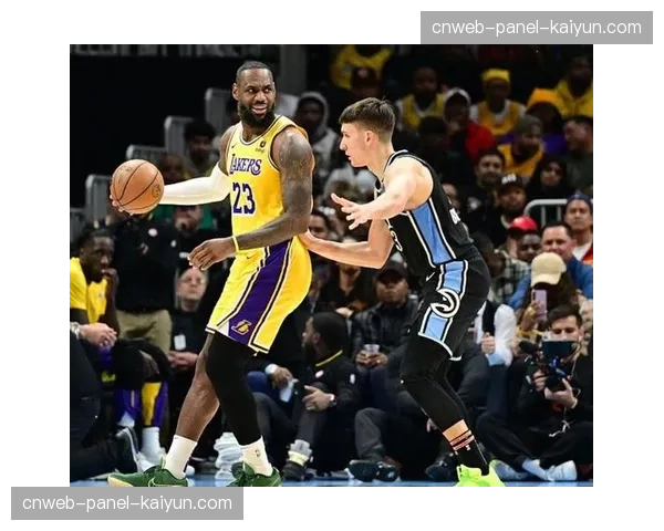 詹姆斯赛后与迪马利亚相拥 湖人更衣室气氛凝重